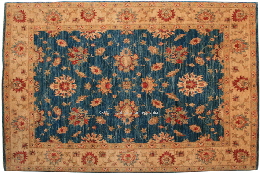 Dieser Ziegler, veredelt den Raum mit einem prchtigen orientalischen Muster, trotz seiner vielen zarten floralen Schnrkel.